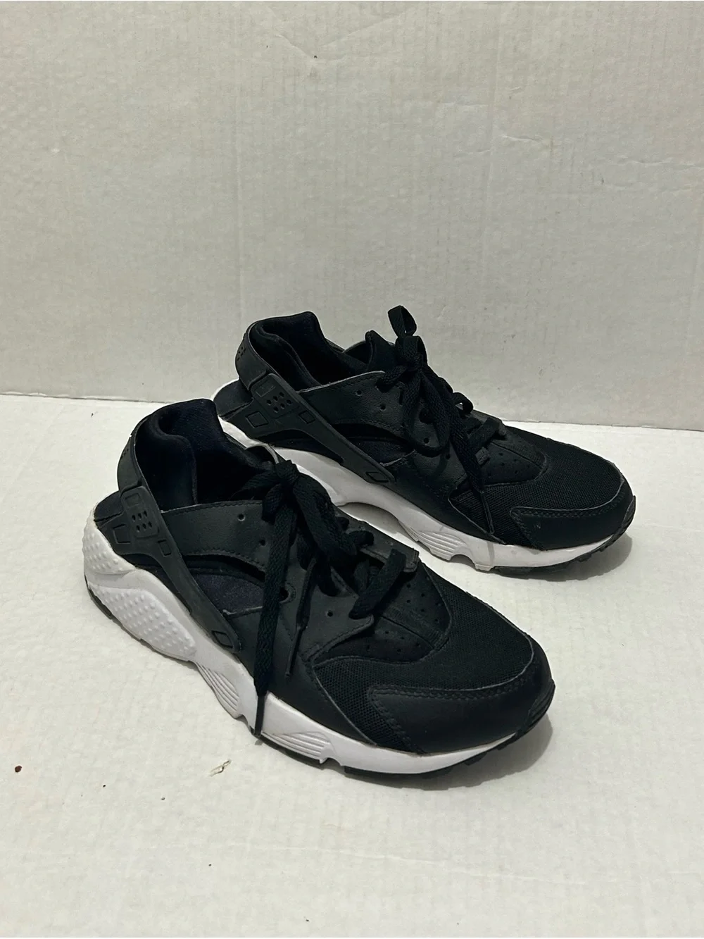 Nike Huarache Sneakers Shoes 6.5 Youth Boys Black White Athletic